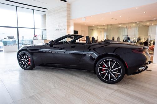 Photo 4 of 27 of 2019 Aston Martin DB11 Volante